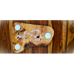 Teelichtbrettchen mit Tattoo aus Olivenholz