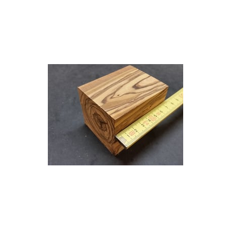 Kantel aus Olivenholz 90 x 90 x 60 mm