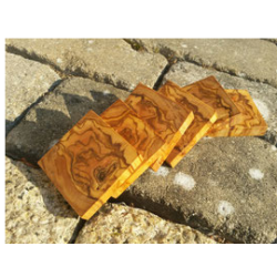10 x flache Plättchen (4,5 x 4,5 x 1,0 – 1,3 cm) aus Olivenholz