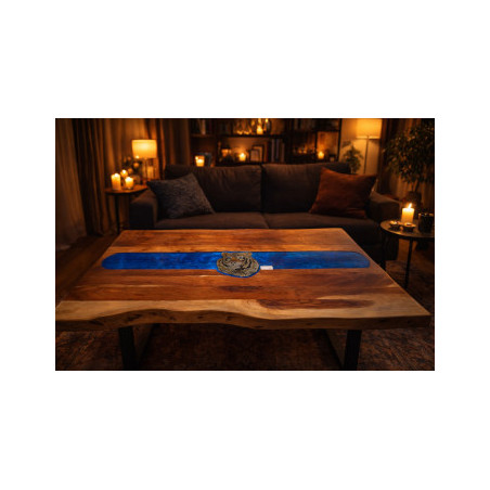 Couchtisch aus Akazienholz mit einem Tiger Tattoo